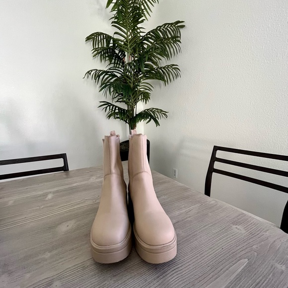 STEVE MADDEN-  Clarisa Chelsea Boot in color sand - Picture 7 of 11